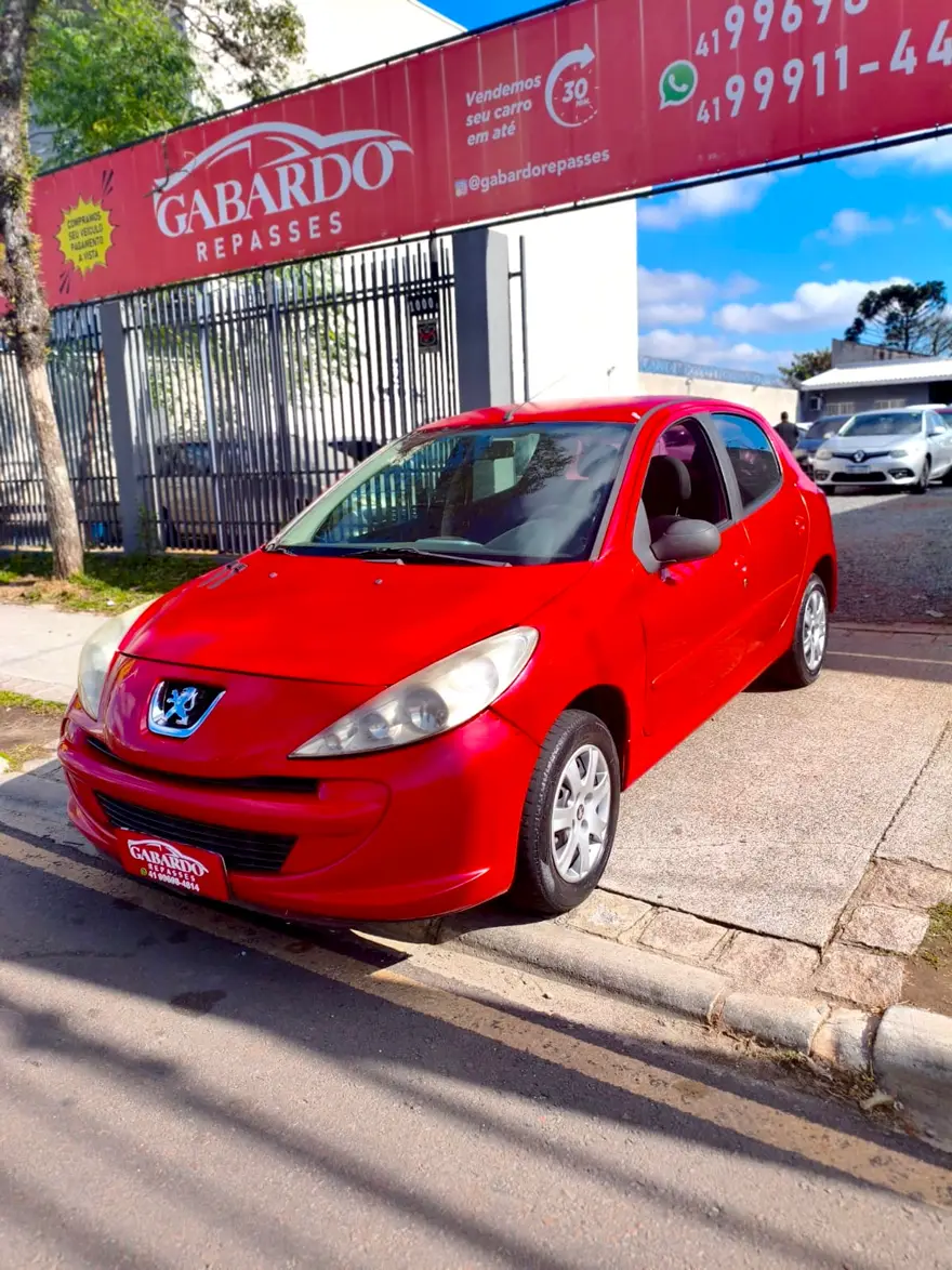 Peugeot 207 vermelho no pátio da Gabardo Repasses