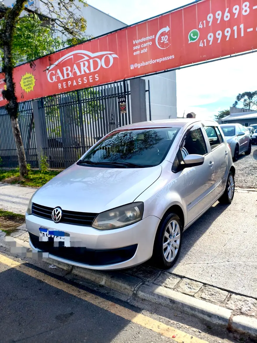 Volkswagen Fox prata no pátio da Gabardo Repasses